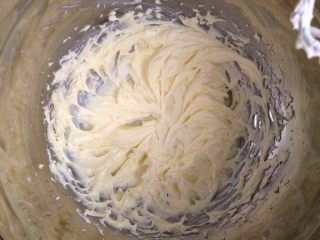 皇家曲奇,用电动打蛋器先低速，再转中速搅打均匀，使糖粉和黄油充分融合。