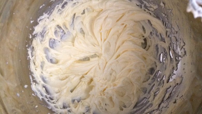 皇家曲奇,用电动打蛋器先低速，再转中速搅打均匀，使糖粉和黄油充分融合。