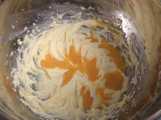 皇家曲奇,分两次加入鸡蛋液搅打，每次加入用中速搅打均匀，第一次搅打均匀后再加入下一次的量。