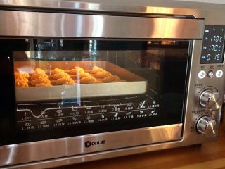皇家曲奇,入预热好的东菱烤箱中，上下火170度18分钟，待饼干表面上色即可。大家根据自己烤箱情况调整温度和时间。