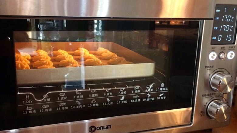 皇家曲奇,入预热好的东菱烤箱中，上下火170度18分钟，待饼干表面上色即可。大家根据自己烤箱情况调整温度和时间。