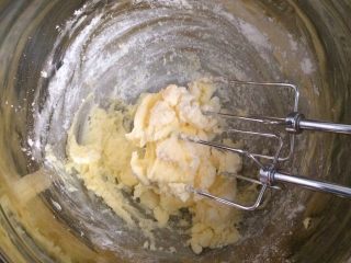 皇家曲奇,先用打蛋器搅拌几下，防止糖粉在搅打的时候飞溅。