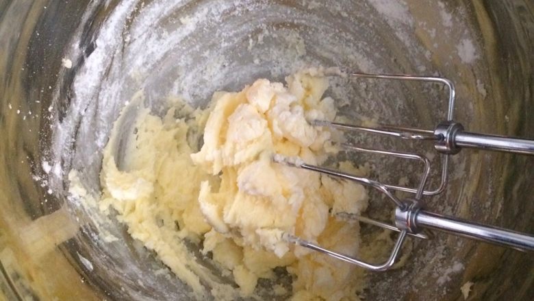 皇家曲奇,先用打蛋器搅拌几下，防止糖粉在搅打的时候飞溅。