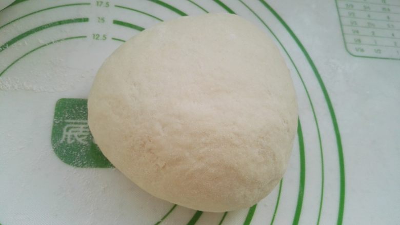 百变面食之家常生煎包,用手和成光滑的面团，取出放揉面垫上。