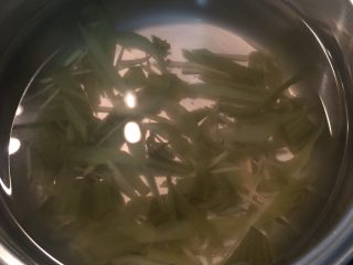 姜丝酸菜蚵仔汤,鍋內放入薑絲及酸菜大火煮滾.
