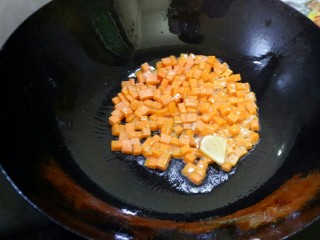 三丁肉丸粉丝汤,放胡萝卜炒至油变黄。胡萝卜是喜油的食材，所以最好煮的时候先用油炒一下。原因大家都知道，我不啰嗦。