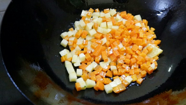 三丁肉丸粉丝汤,放土豆，炒至边缘半透明。这个过程不懂掌握火候就全程小火