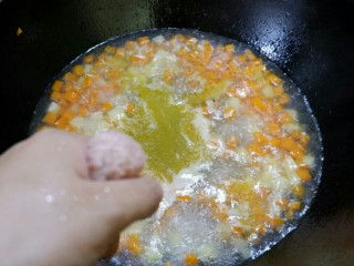 三丁肉丸粉丝汤,然后就可以挤肉丸进去锅里了。肉馅抓手里，用虎口位置挤出