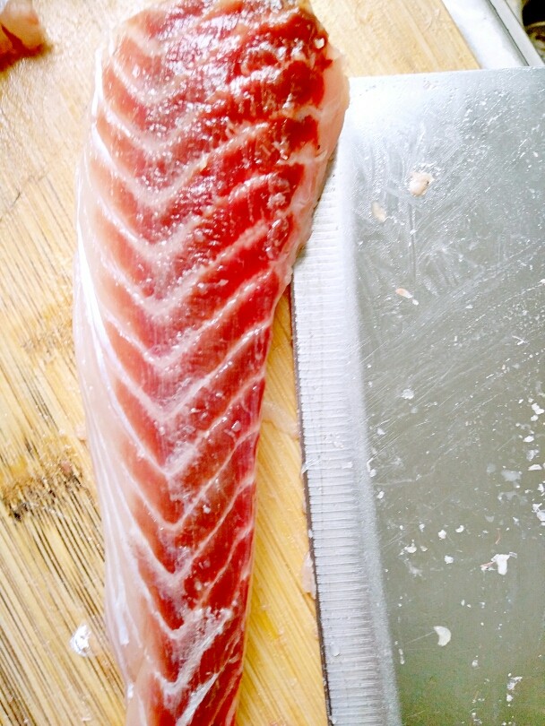 这样吃鱼……,再用刀压住鱼肉，手用力把皮撕掉，很完整的鱼肉就出来了。