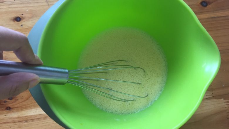 零失败的蒸发糕,搅打三分钟以上，不是打发，只是将酵母粉搅拌至无颗粒。
