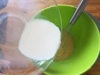 零失败的蒸发糕,倒入牛奶搅拌均匀，记得牛奶也要常温。