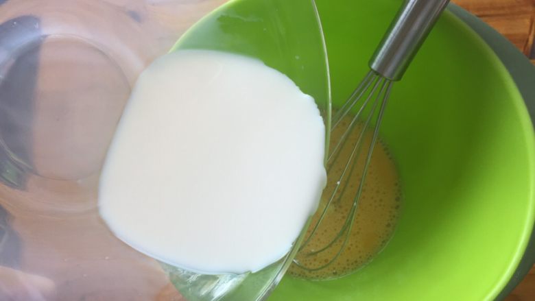 零失败的蒸发糕,倒入牛奶搅拌均匀，记得牛奶也要常温。