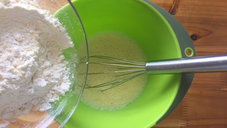 零失败的蒸发糕,再倒入面粉，搅拌均匀至无颗粒。