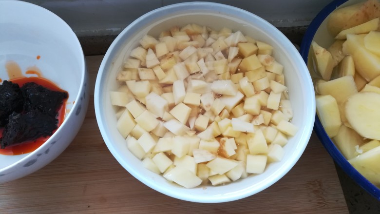 辣三丁,土豆切小丁用水浸泡