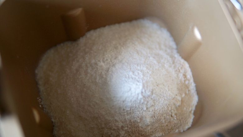 蜜豆吐司,所有粉状类食材放入面包机搅拌几秒
（可以选择厨师机或者手揉）