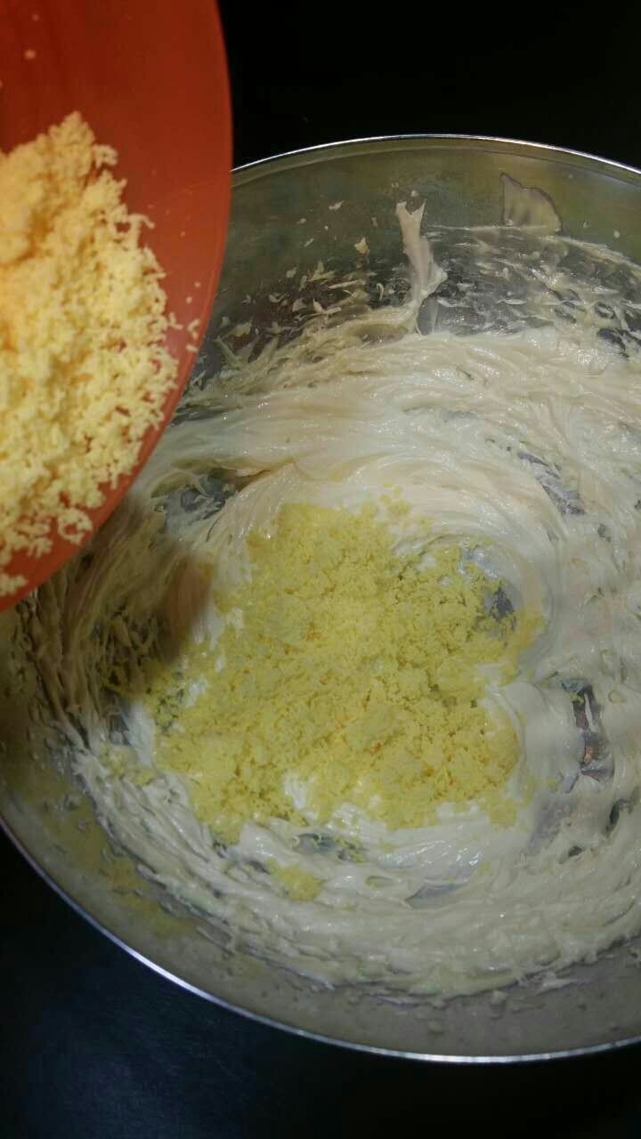 玛格丽特,分三次加入过筛的蛋黄，每次必须充分搅拌均匀无蛋黄，在加入下一次的蛋黄（慢速搅拌）。快速打发至颜色变浅黄色。