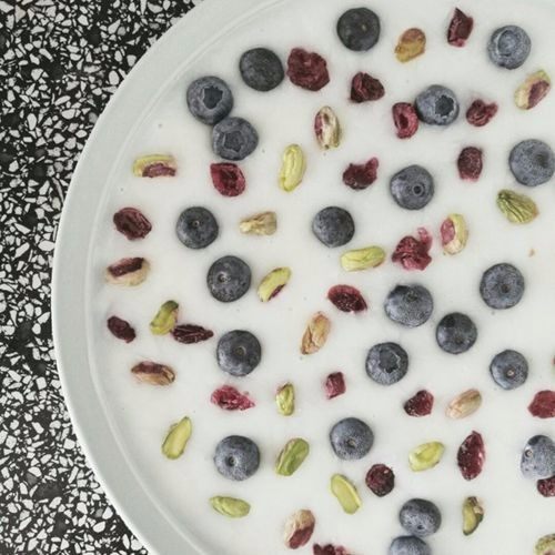 酸奶水果薄脆,可以随意发挥了，比如蓝莓开心果蔓越莓酸奶水果薄脆。