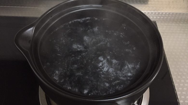 红豆百合莲子粥,我用的1.6升砂锅，满满一锅水，烧开