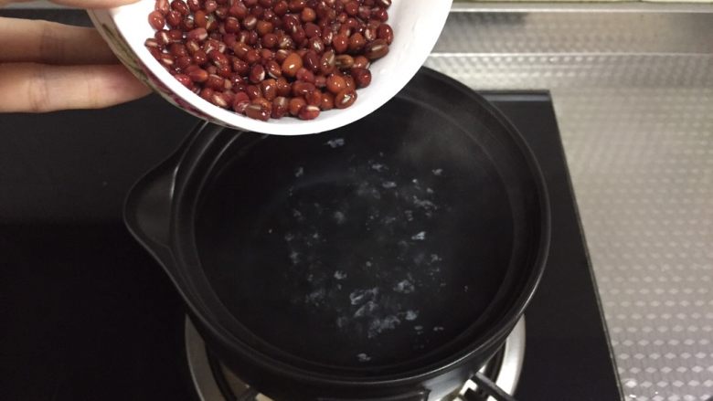 红豆百合莲子粥,放入红豆，开锅转小火，熬煮10分钟