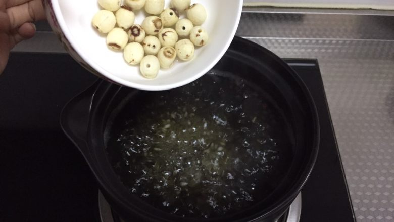 红豆百合莲子粥,跟着放入莲子，开锅后依然小火
