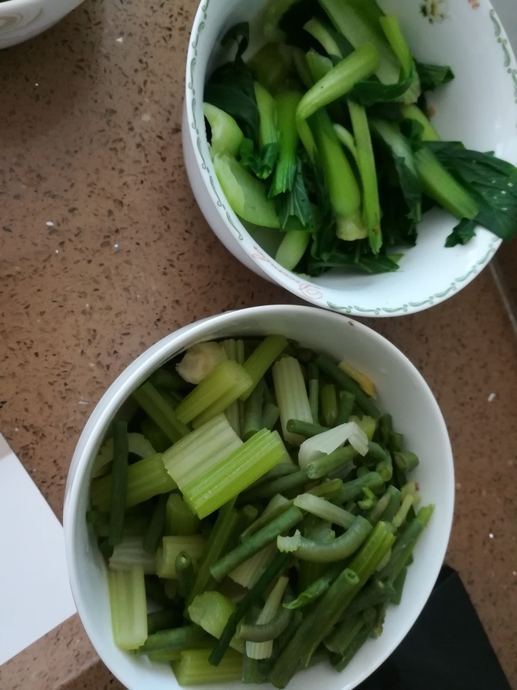 西芹拌豇豆,烧开水，焯熟豇豆、西芹、小青菜