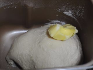 罗宋红豆甜面包,两个揉面程序后，加入黄油，再设置一个揉面程序