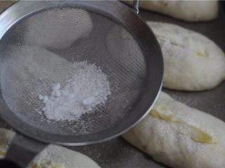 罗宋红豆甜面包,在表面筛一层糖粉