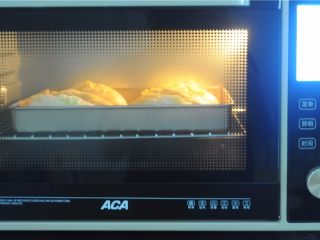 罗宋红豆甜面包,放入烤箱中层，180度烤15分钟左右，至表面上色即可