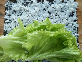 培根寿司卷,米饭上二分之一的面积上放上叶生菜