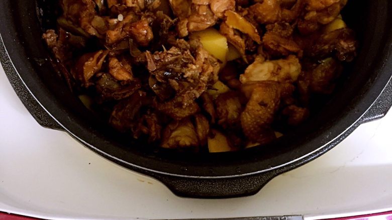 土豆鸡块焖饭,电饭煲正常煮饭程序。