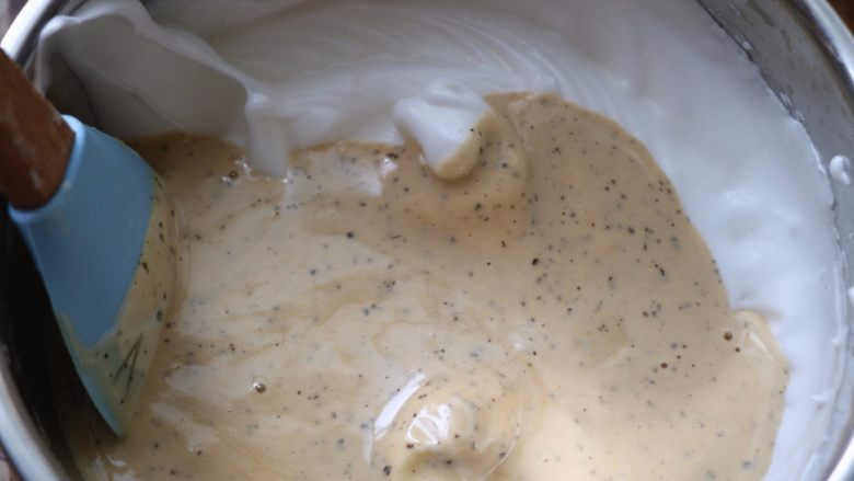 伯爵奶茶蛋糕卷,然后将混合好的面糊全部倒入剩余的蛋白霜里，翻拌均匀