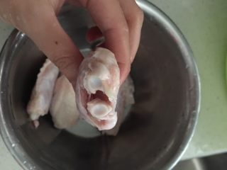 鸡翅包饭,去骨，先把骨头两端连接的地方剪短，再把骨头的肉撕开就可以了