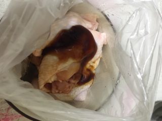 鸡翅包饭,拿个保鲜袋装鸡翅，加入蒜头、盐、蚝油、料酒