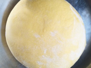 南瓜豆沙包,酵母南瓜泥混合均匀，倒入面粉和成光滑柔软的面团