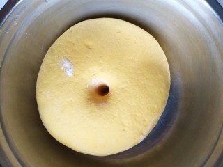 南瓜豆沙包,密封发酵至大约1.5-2倍大