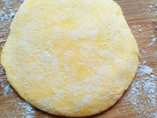 南瓜豆沙包,取一个面剂擀成边上薄中间稍后的圆形