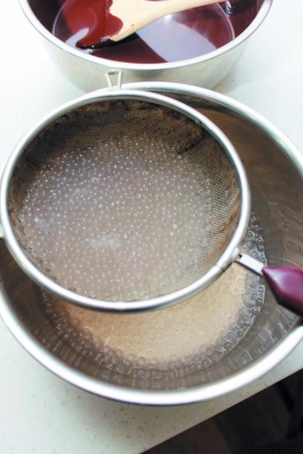 椰汁西米露,煮熟的西米放入玻璃碗中，加入混合好的椰浆！