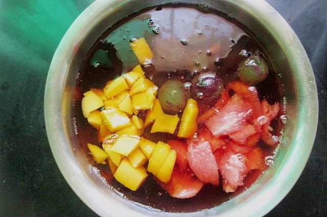 水果桃胶羹,把准备好的水果丁放入冷凉的桃胶羹里，搅拌均匀，放入冰箱冷藏一小时