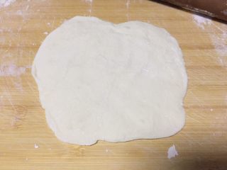 四季豆猪肉饼,取一份擀成边缘较薄，中间稍厚的薄片