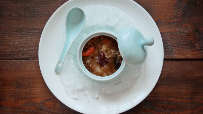 红枣枸杞银耳百合汤