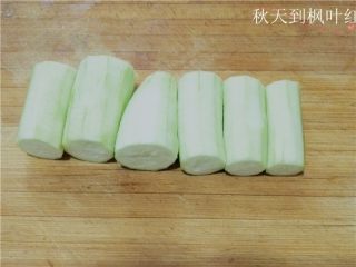 夏季快手菜--微波蒜蓉丝瓜,切成相同长短的段。