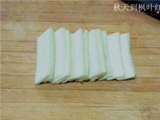 夏季快手菜--微波蒜蓉丝瓜,然后切成片，不要切大薄。