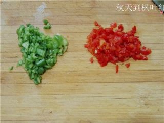 夏季快手菜--微波蒜蓉丝瓜,青红椒切成碎备用。