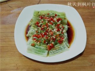 夏季快手菜--微波蒜蓉丝瓜,再将蒜蓉青红椒油浇在上面。