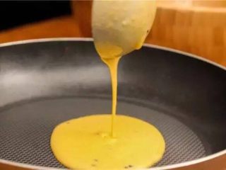 黑芝麻蛋卷,把平底锅烧热，倒入一小勺面糊，快速的转动锅，将面糊摊成鸡蛋饼，饼一定要越薄越好，这样做成的蛋卷才会脆。