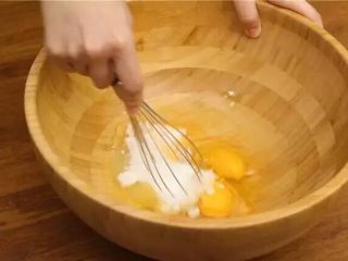 黑芝麻蛋卷,鸡蛋磕散倒入碗中，加入盐和白砂糖，用打蛋器打至糖全部融化。