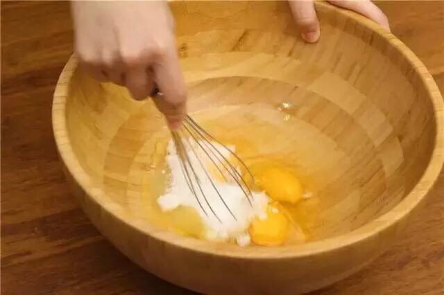黑芝麻蛋卷,<a style='color:red;display:inline-block;' href='/shicai/ 9'>鸡蛋</a>磕散倒入碗中，加入盐和白砂糖，用打蛋器打至糖全部融化。