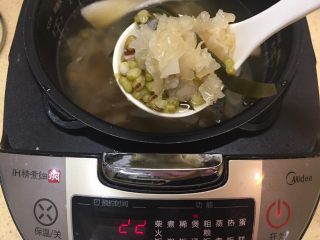 广式清补凉,还剩下22分钟的时候，豆都很烂啦，急着吃的，煮一个小时都够啦