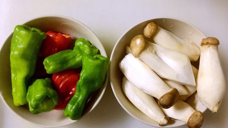 糖醋鸡腿菇（菌菇）,两种食材分别清洗干净
青红椒去蒂去籽，备用