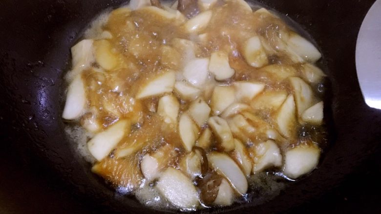 糖醋鸡腿菇（菌菇）,转大火，煮开，期间翻炒均匀
使鸡腿菇全部浸到糖醋汁
